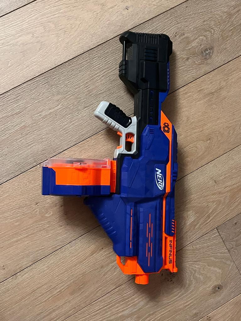 Nerf geweer Infinus, Kinderen en Baby's, Speelgoed | Buiten | Actiespeelgoed, Ophalen of Verzenden, Zo goed als nieuw