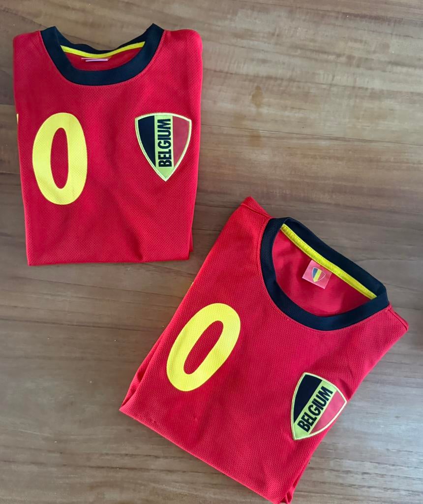 Set van 2 Belgische T-shirts 5/6 jaar en 9/10 jaar, Ophalen of Verzenden, Zo goed als nieuw, Maat 110