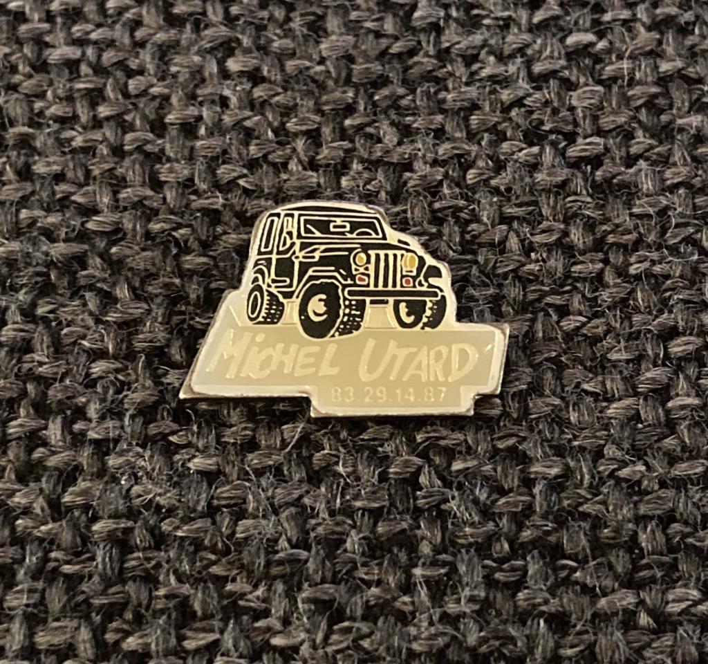 PIN - MICHEL UTARD - JEEP - 4X4 - AUTO - VOITURE, Envoi, Utilisé, Transport, Insigne ou Pin's