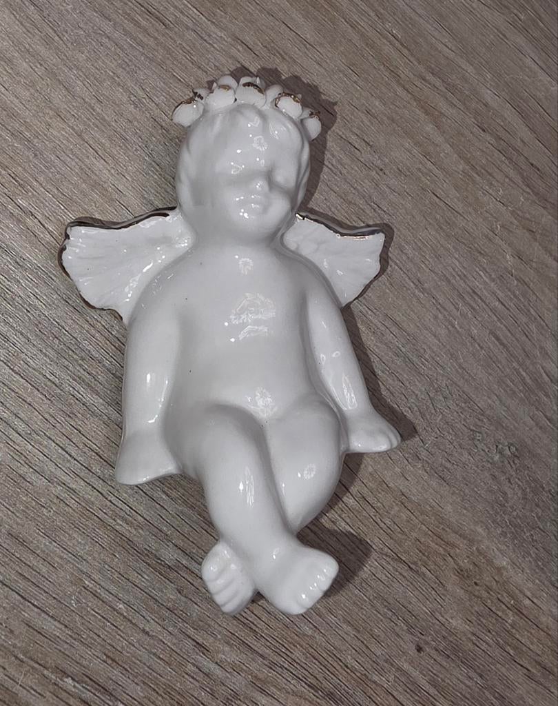 Cette figurine représente un chérubin en porcelaine blanche, Enlèvement, Comme neuf