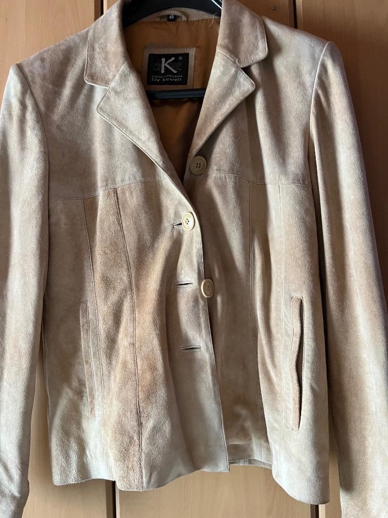 Damesjas in daim, Beige, Classic collection by kev, Gedragen, Ophalen