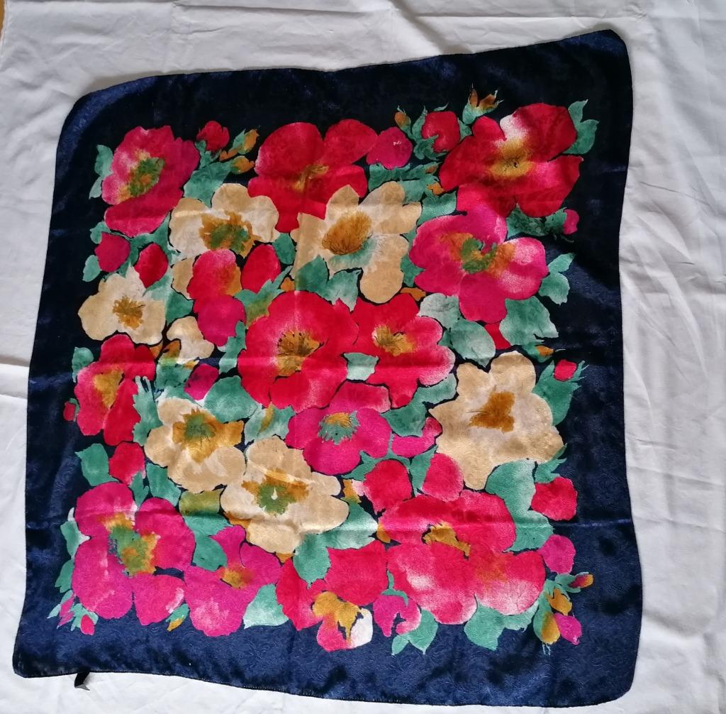 Beau foulard aux couleurs prononcées, 86 x 86 cm, Sans marque, Enlèvement, Comme neuf, Écharpe