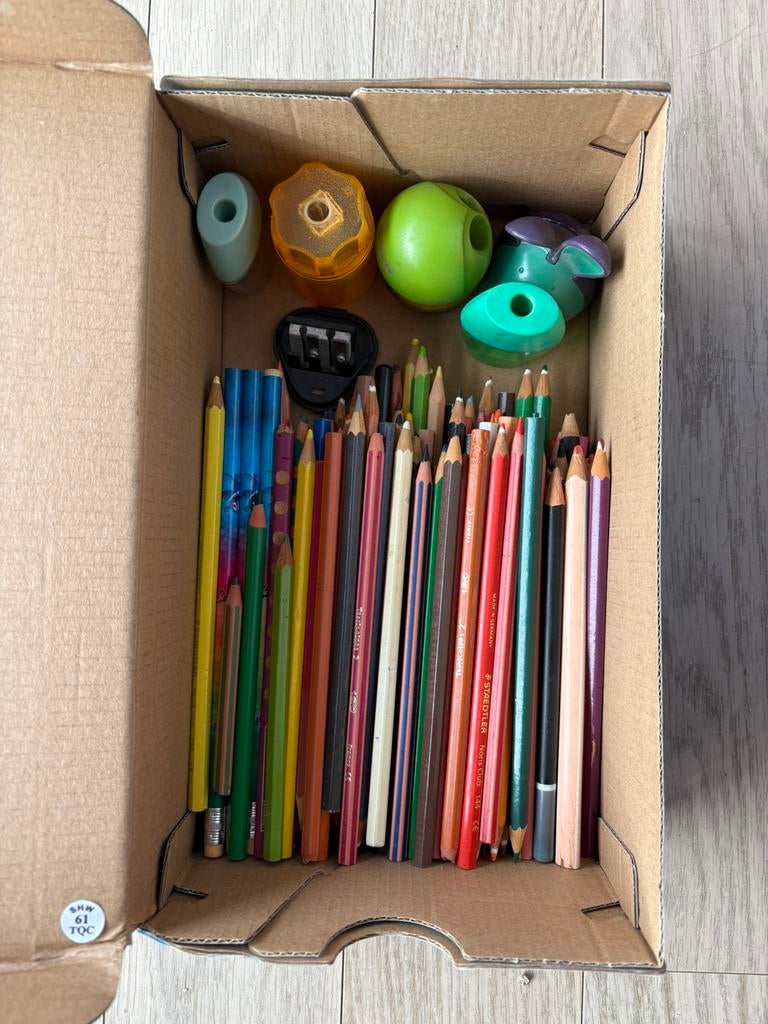 Boîte de crayons de couleur et taille-crayons, Enlèvement ou Envoi, Utilisé, Crayon ou Feutre