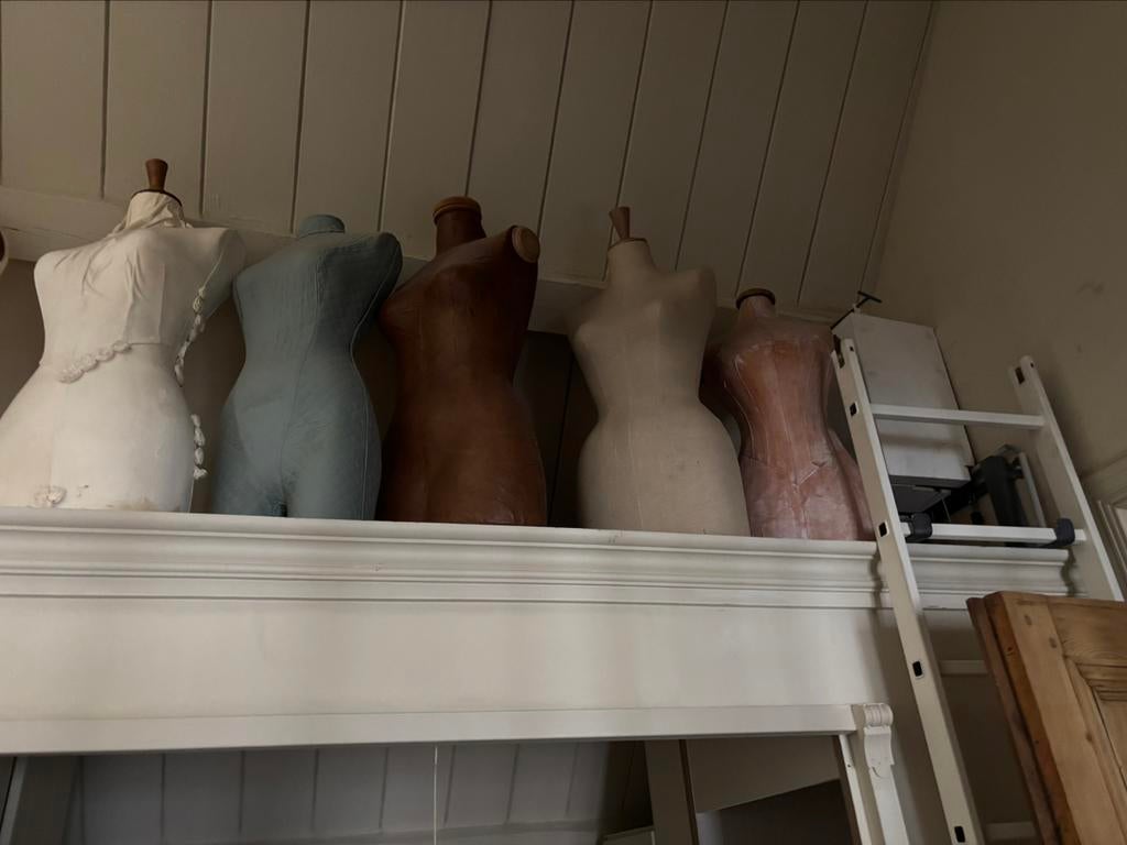 5 mannequins, Enlèvement