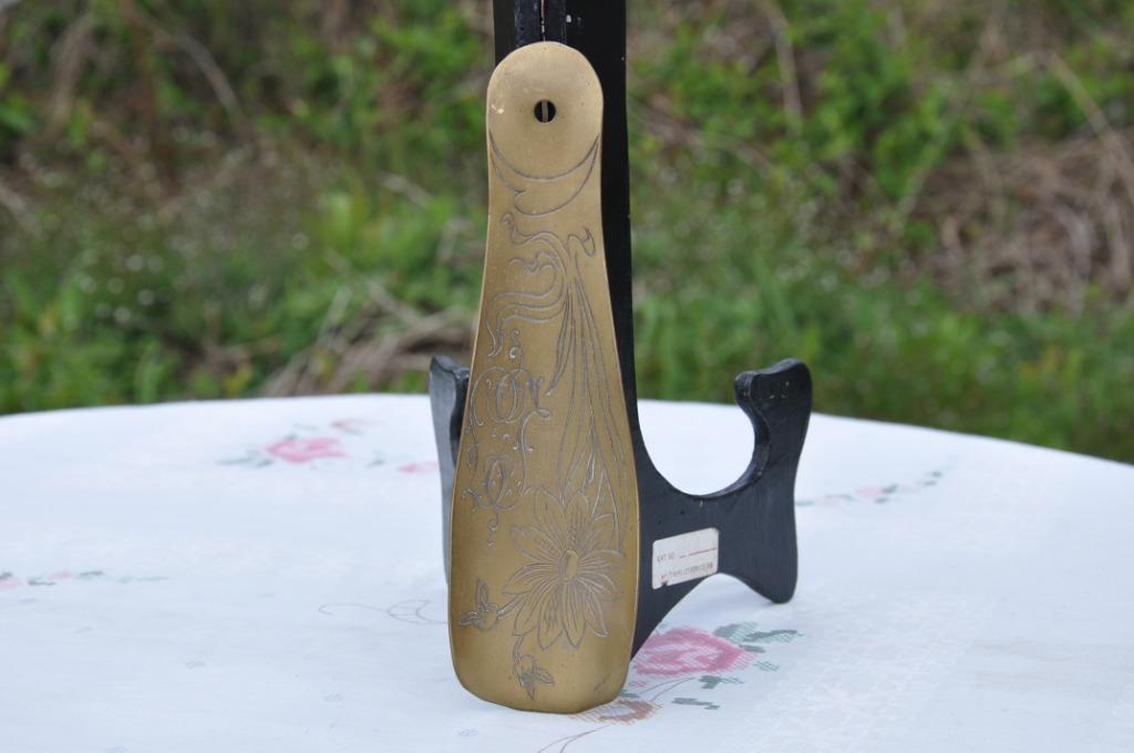 chausse pied en laiton sculpté et monogrammé, Enlèvement ou Envoi, Cuivre