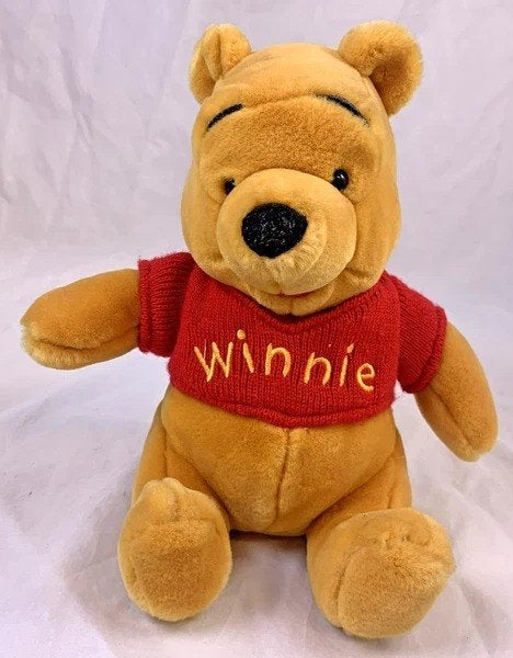Peluche Winnie l'ourson Disney Disneyland Paris 25 cm, Enfants & Bébés, Disney, Disney, Avec vêtements ou accessoires, Rouge