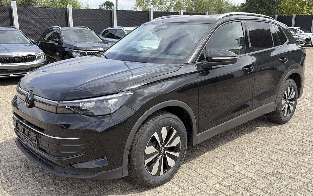 Volkswagen Tiguan 1.5 eTSI DSG 30y Edition PANO - 10km - NIE, Stof, 4 cilinders, Zwart, 96 kW
