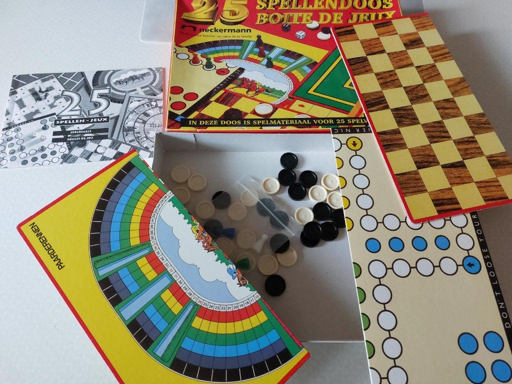 25 Spellendoos. In deze doos is spelmateriaal, Ophalen, Zo goed als nieuw