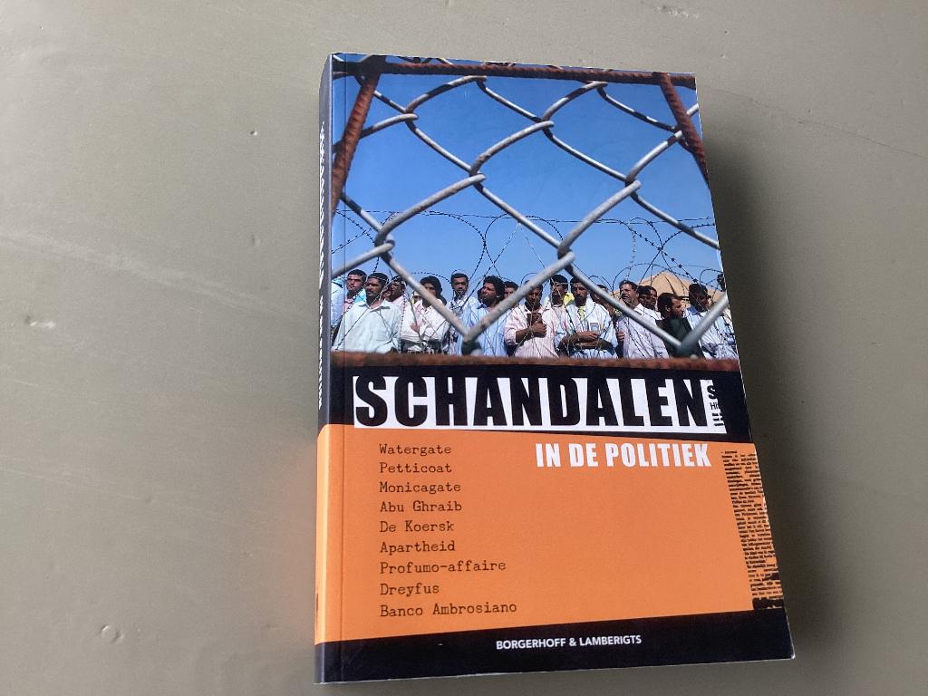 SCHANDALEN in de politiek.  Watergate, Petticoat etc.., Ophalen of Verzenden, Zo goed als nieuw, Overige onderwerpen
