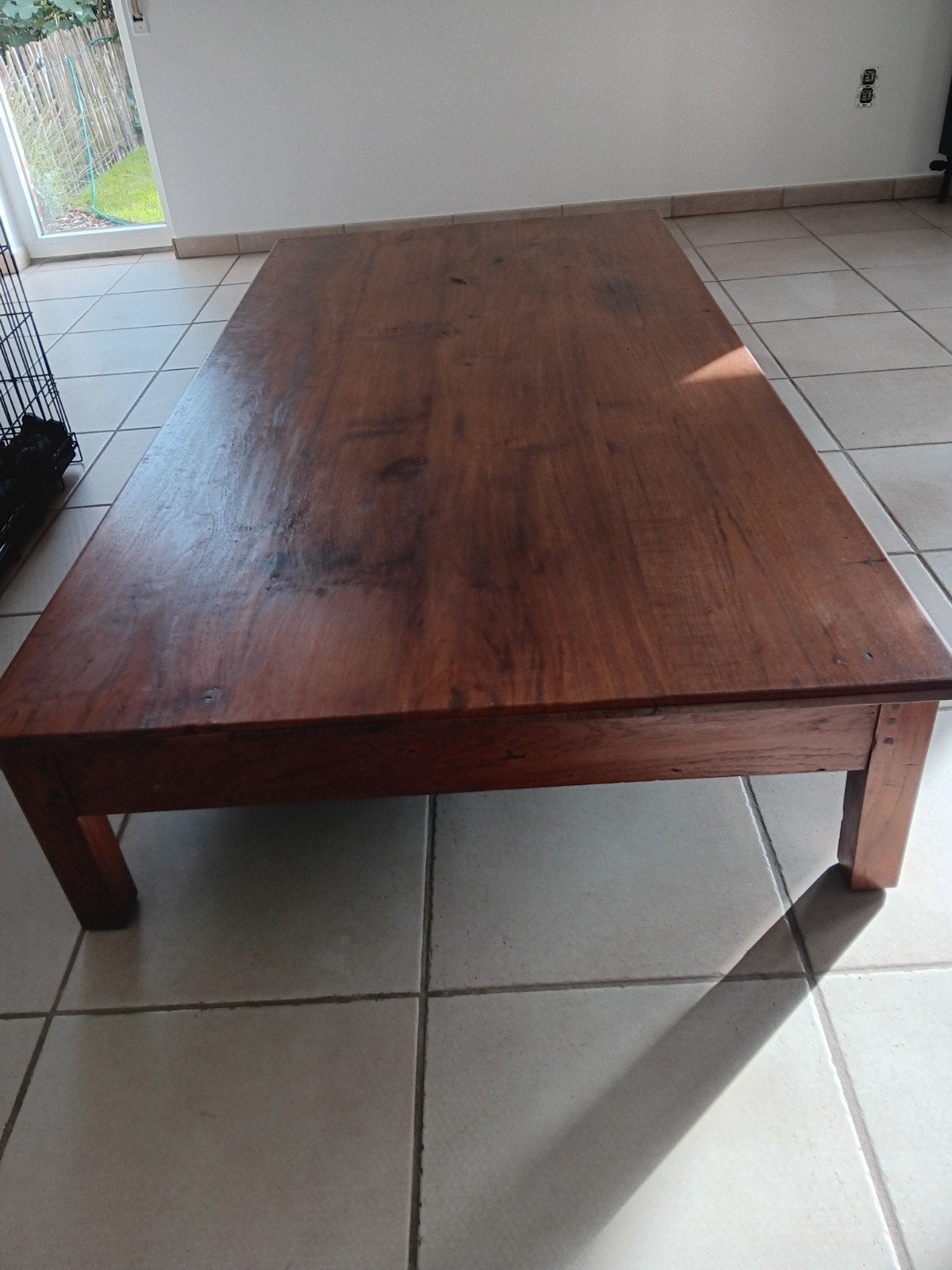 Table basse unique, Enlèvement
