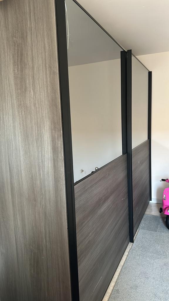 Te koop kast de bruin kast kost 250€ in de wit ka kost 150 €, Huis en Inrichting, Kasten | Kleerkasten, Ophalen of Verzenden, Zo goed als nieuw