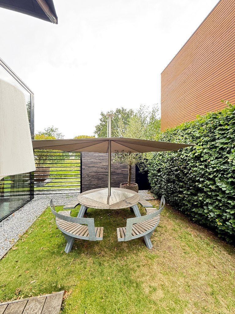Extremis Gargantua tuintafel picknicktafel + Inumbra parasol