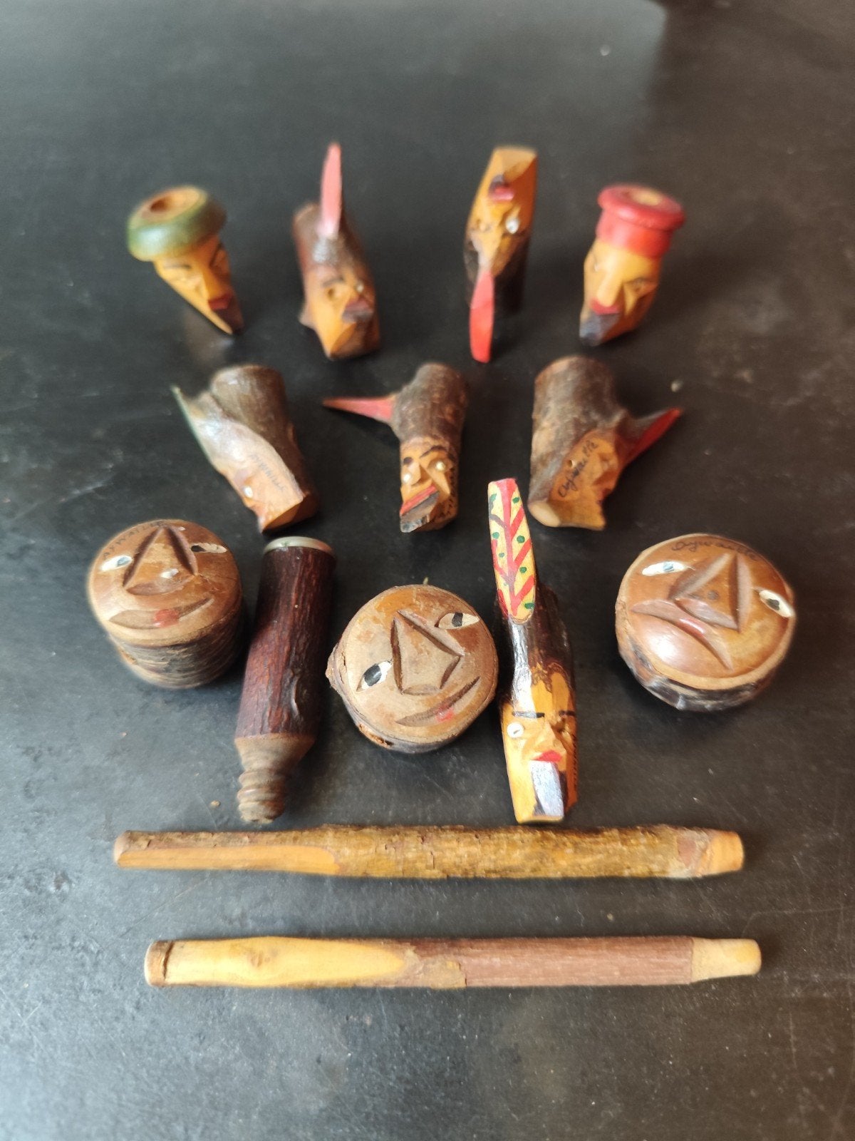 Lot de pipes et objets en bois sculpté Aywaille art wallon