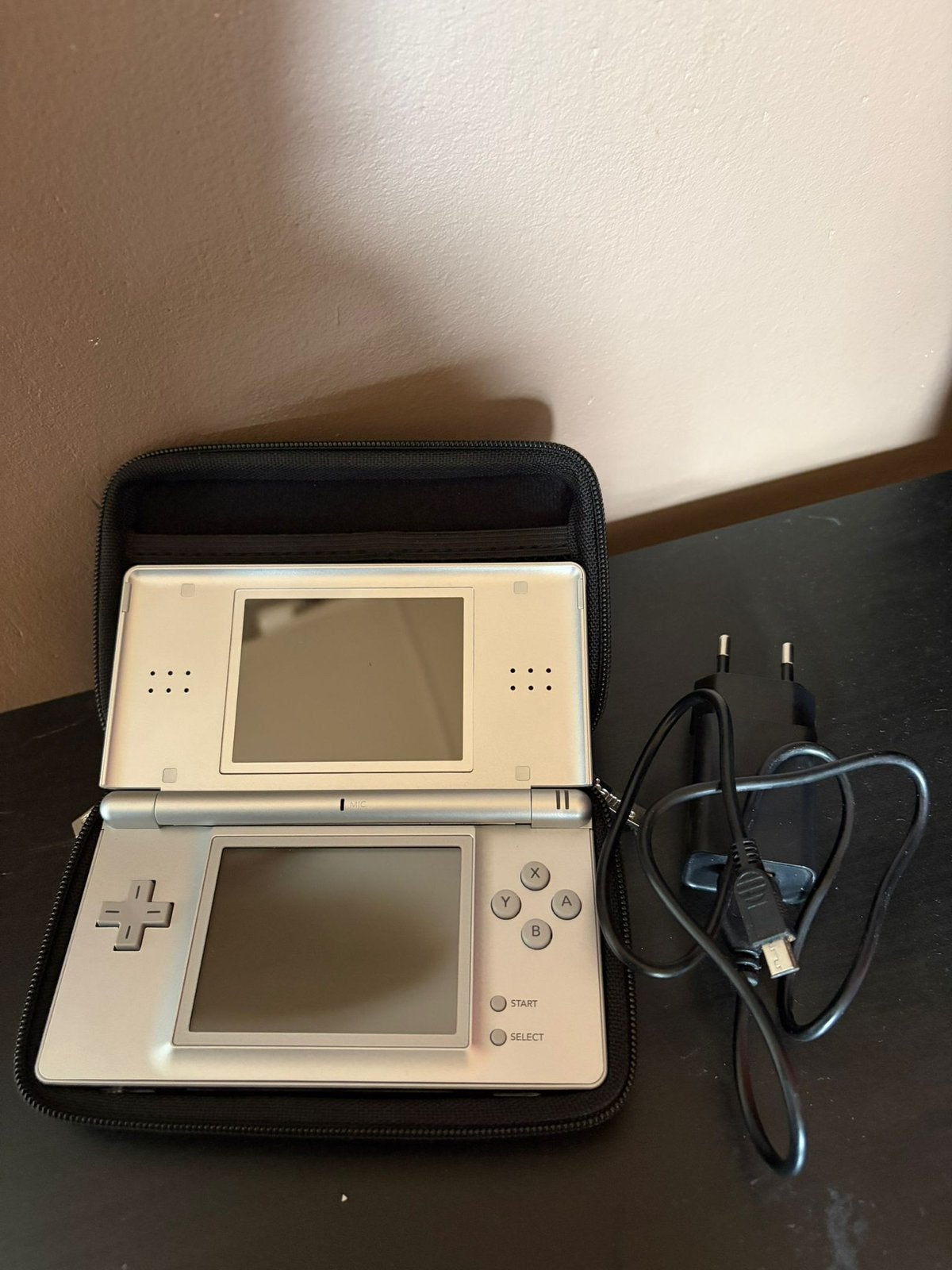 Nintendo DS Lite-console in zeer goede, stylus en oplader, Games en Spelcomputers, Spelcomputers | Nintendo DS, Ophalen of Verzenden