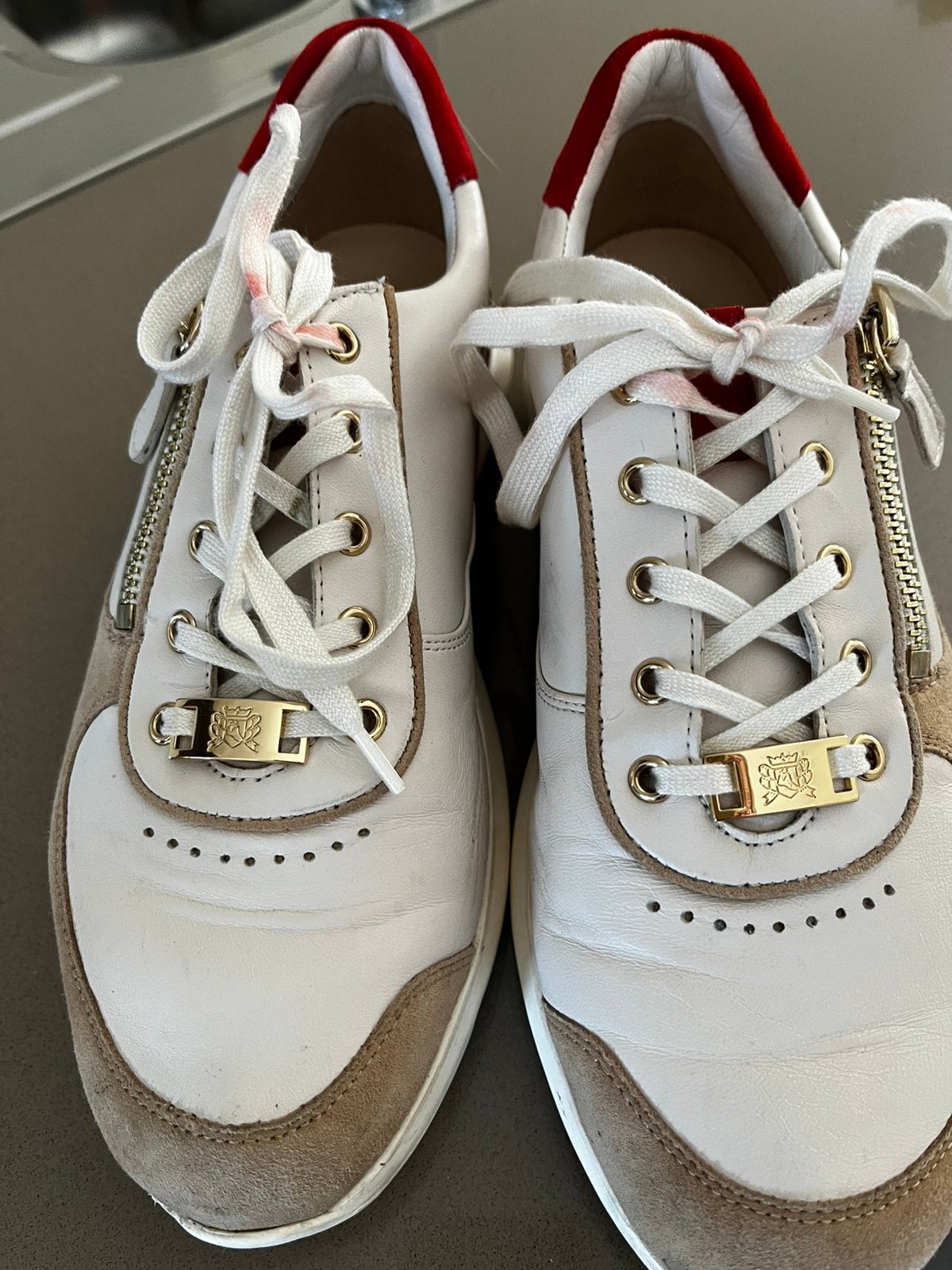 Sneakers van hassia wit met beige en rode accenten, Ophalen, Wit, Zo goed als nieuw, Sneakers