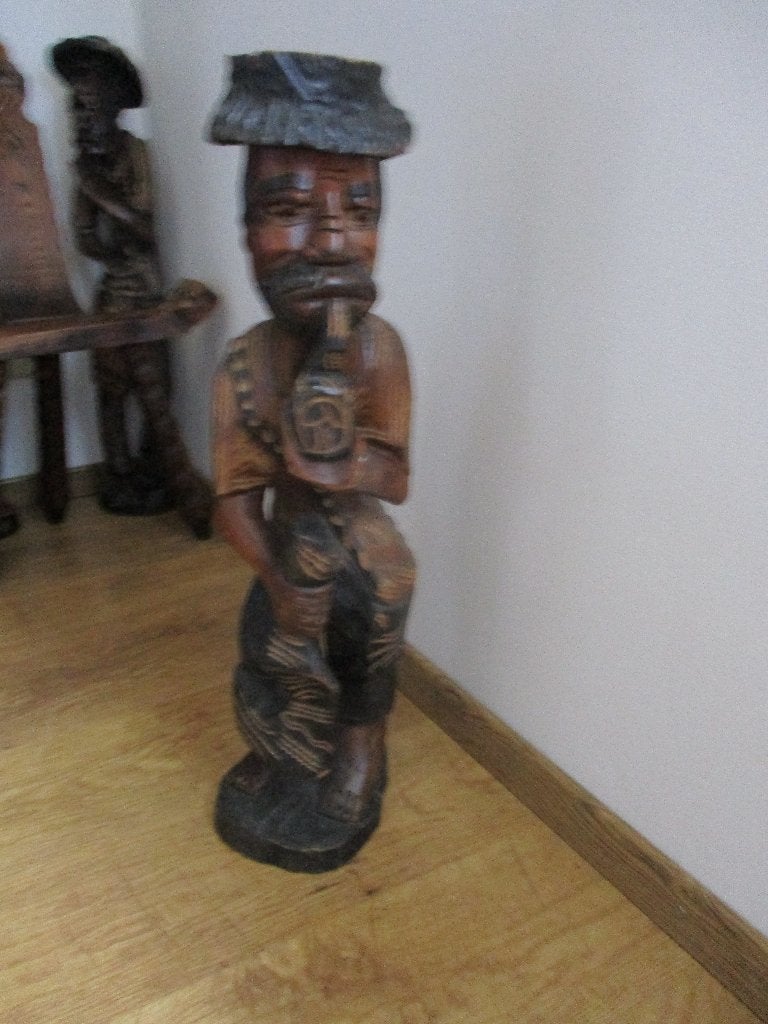 Afrikaans houten beeld man met pijp 65 cm hoog, Bois, Homme, 50 - 100 cm, Enlèvement
