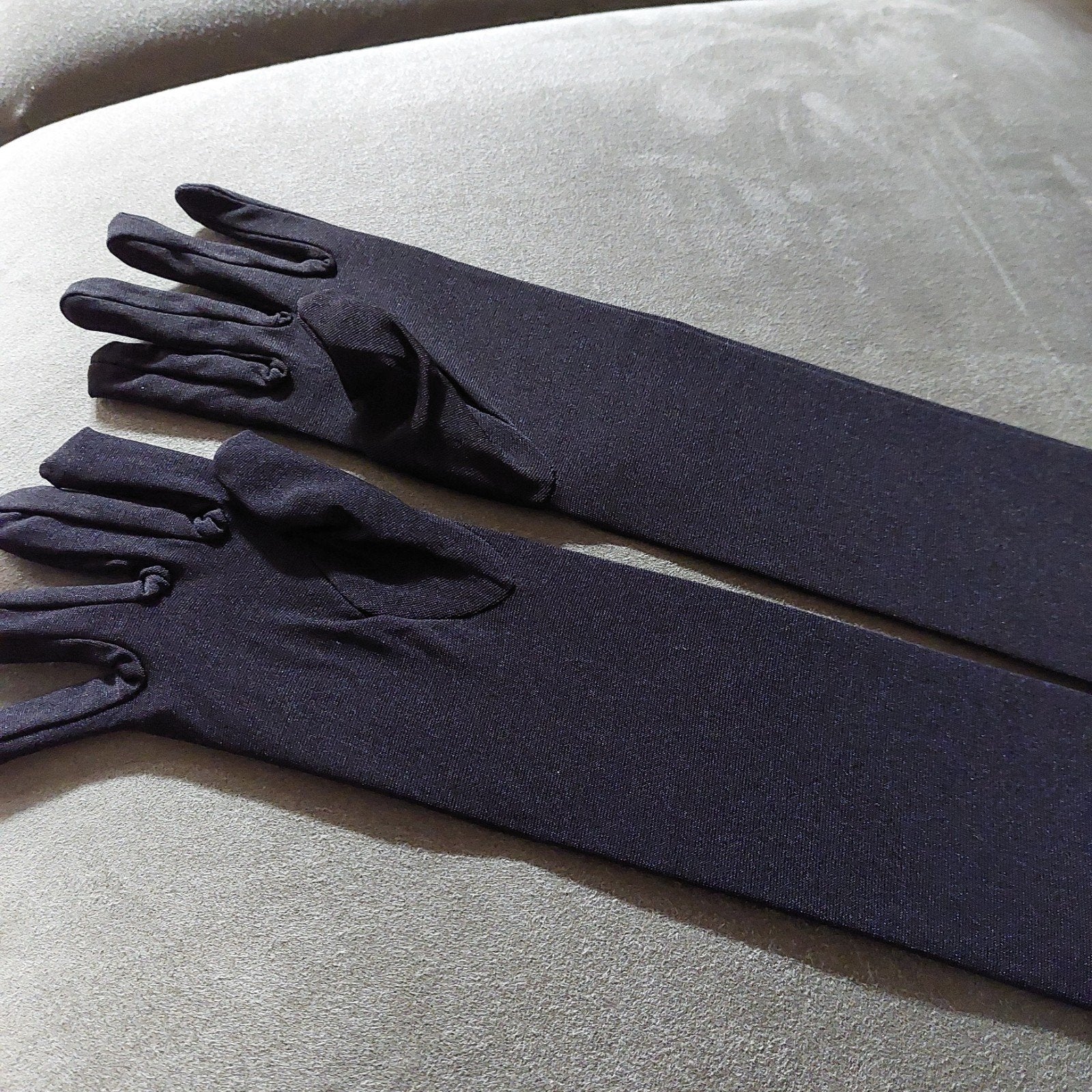 nieuwe zwarte lange handschoenen, Enlèvement