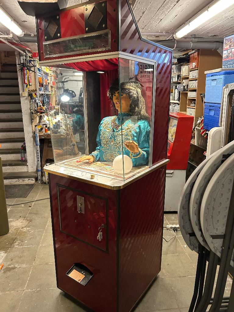 Automatische Kermis horoscoop rond 1960 Madame Esmeralda, Overige munten, Ophalen, Gebruikt, Met sleutels