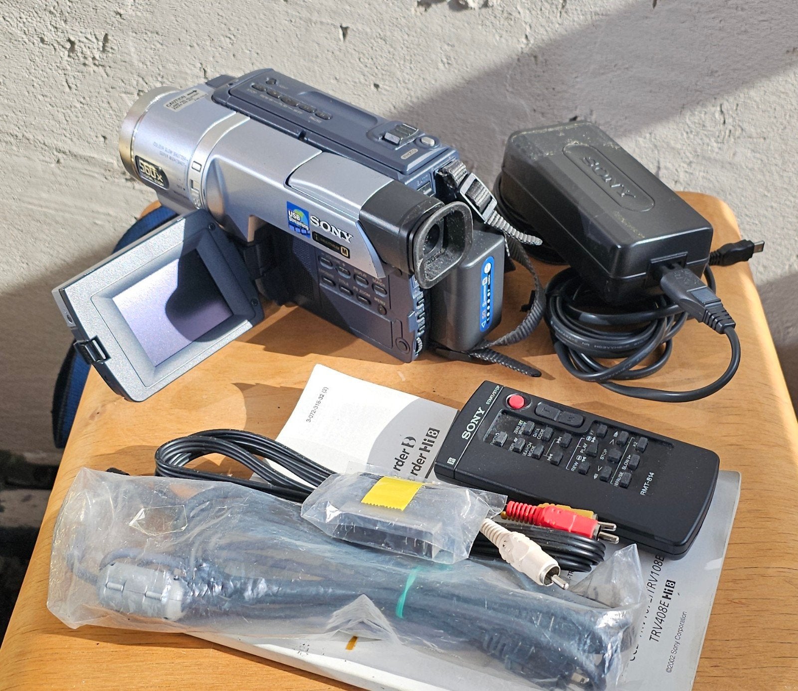 Camera Sony digital vidéo 8 DCR-TRV140E PAL + accessoires, TV, Hi-fi & Vidéo, Enlèvement ou Envoi, Caméra, Comme neuf, Autres types