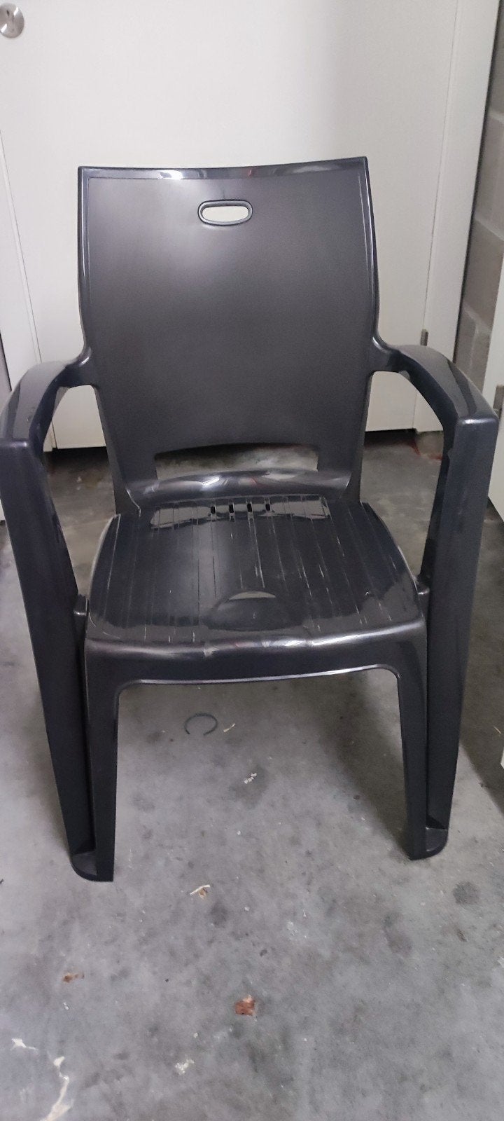 4 chaises en plastique / 10€ la pièce, Enlèvement