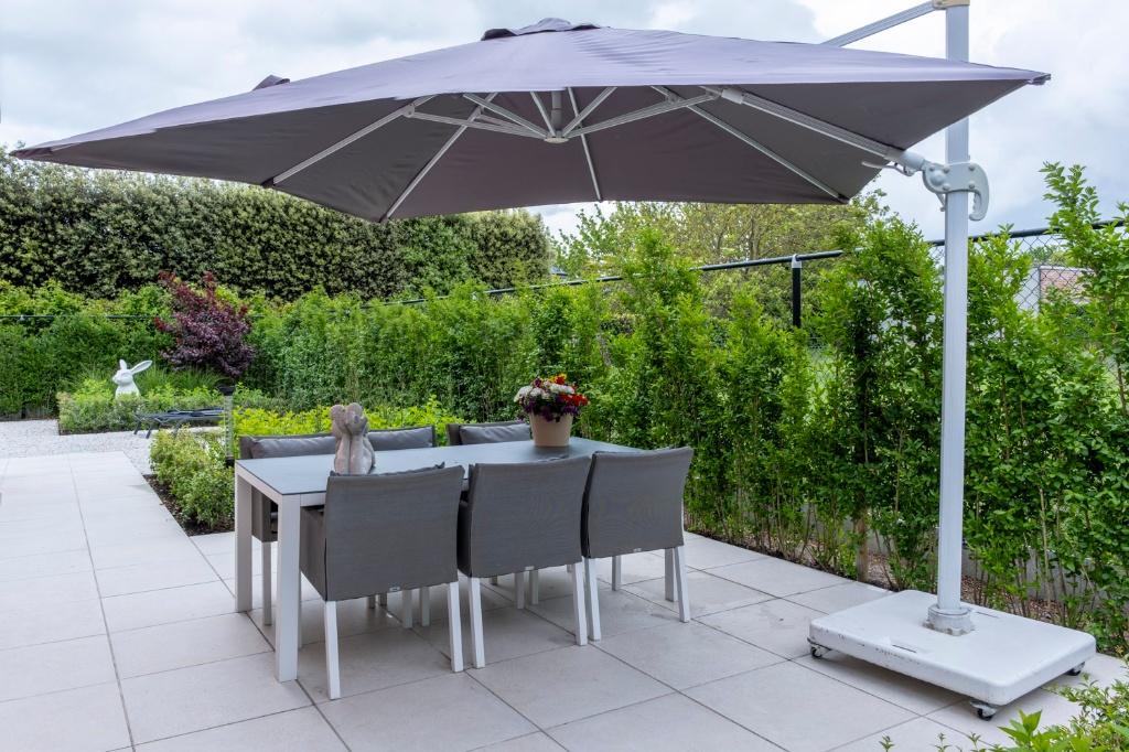zweef parasol met voet, Ophalen, Gebruikt, Kantelbaar, 2 tot 3 meter