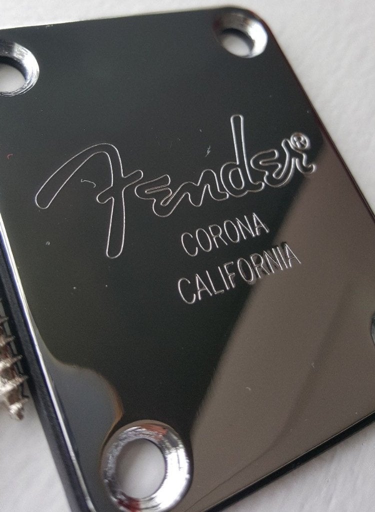 Fender Corona Neck Plate + 4 vis pour manche de guitare, Musique & Instruments, Instruments | Pièces, Enlèvement ou Envoi, Comme neuf