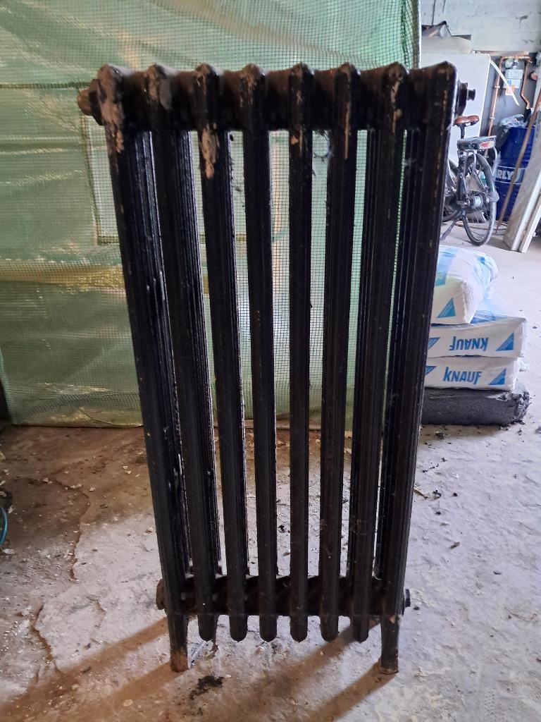 2 Gietijzeren radiatoren op pootjes, Doe-het-zelf en Bouw, Verwarming en Radiatoren, Ophalen, Radiator
