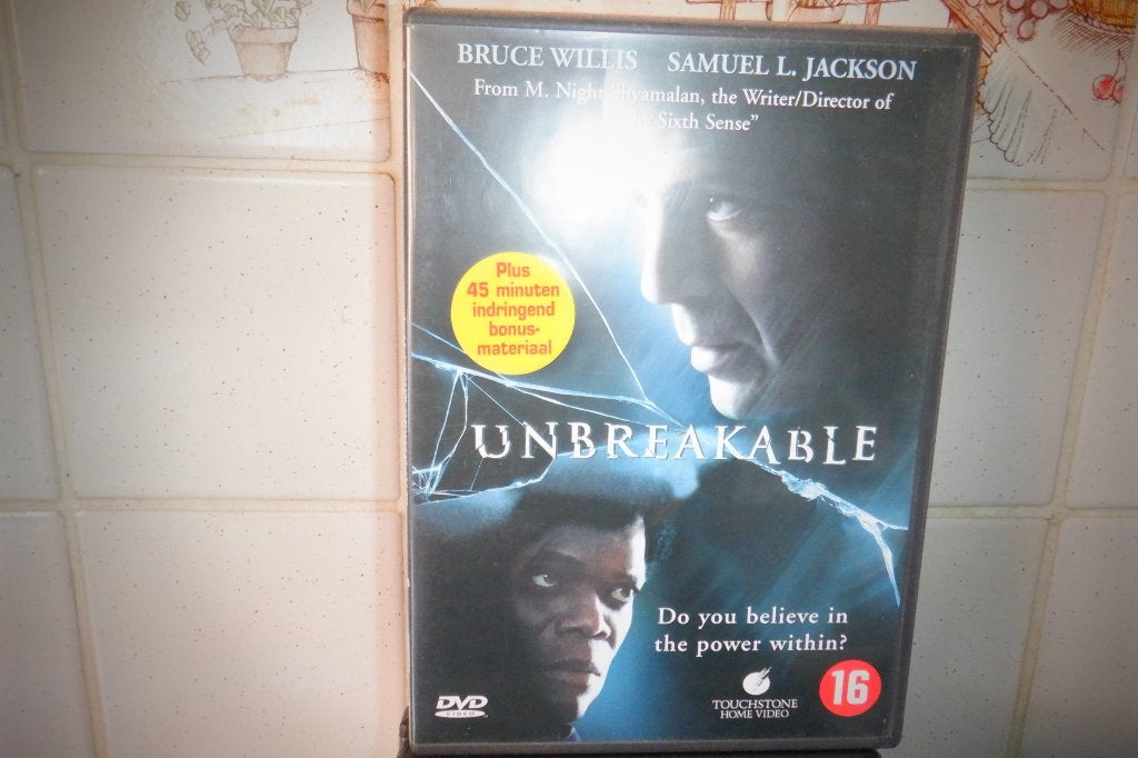 DVD Unbreakable(Bruce Willis & Samuel L. Jackson), CD & DVD, DVD | Thrillers & Policiers, Enlèvement ou Envoi, Suppléments, Comme neuf