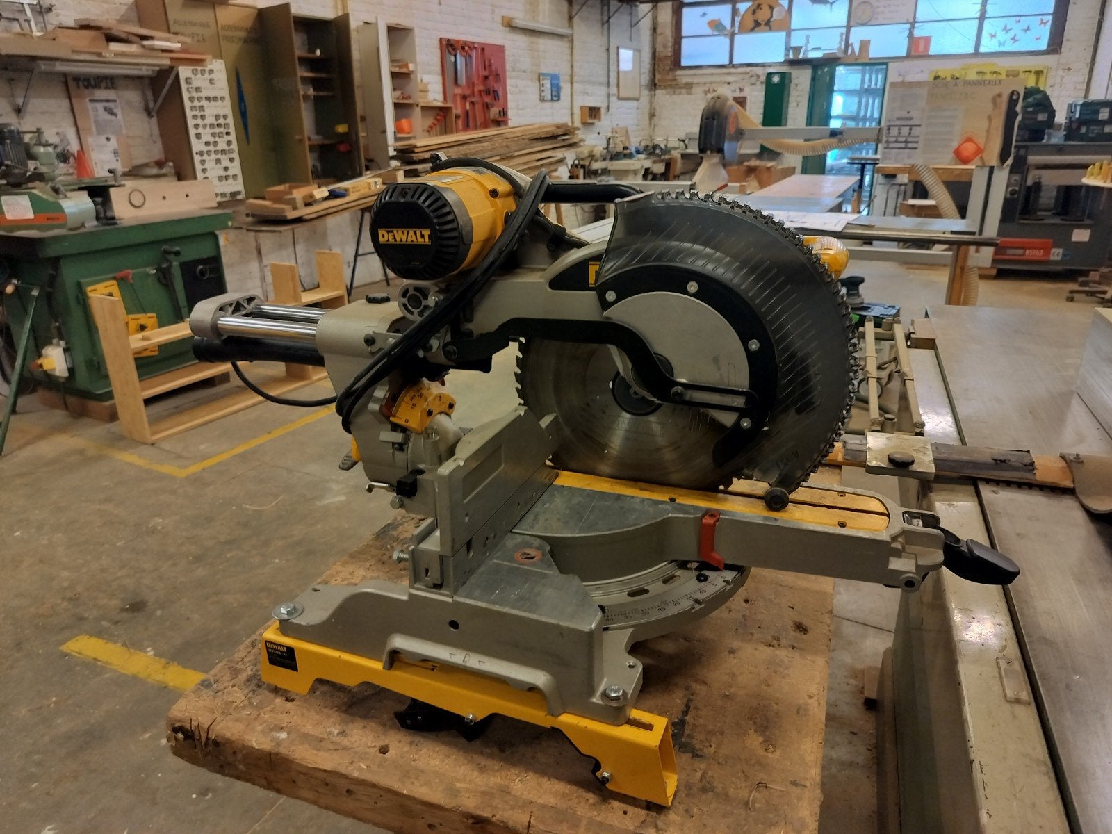 Scie à tronçonner Dewalt DWS 780 avec support, Enlèvement, Utilisé, Scie à onglet