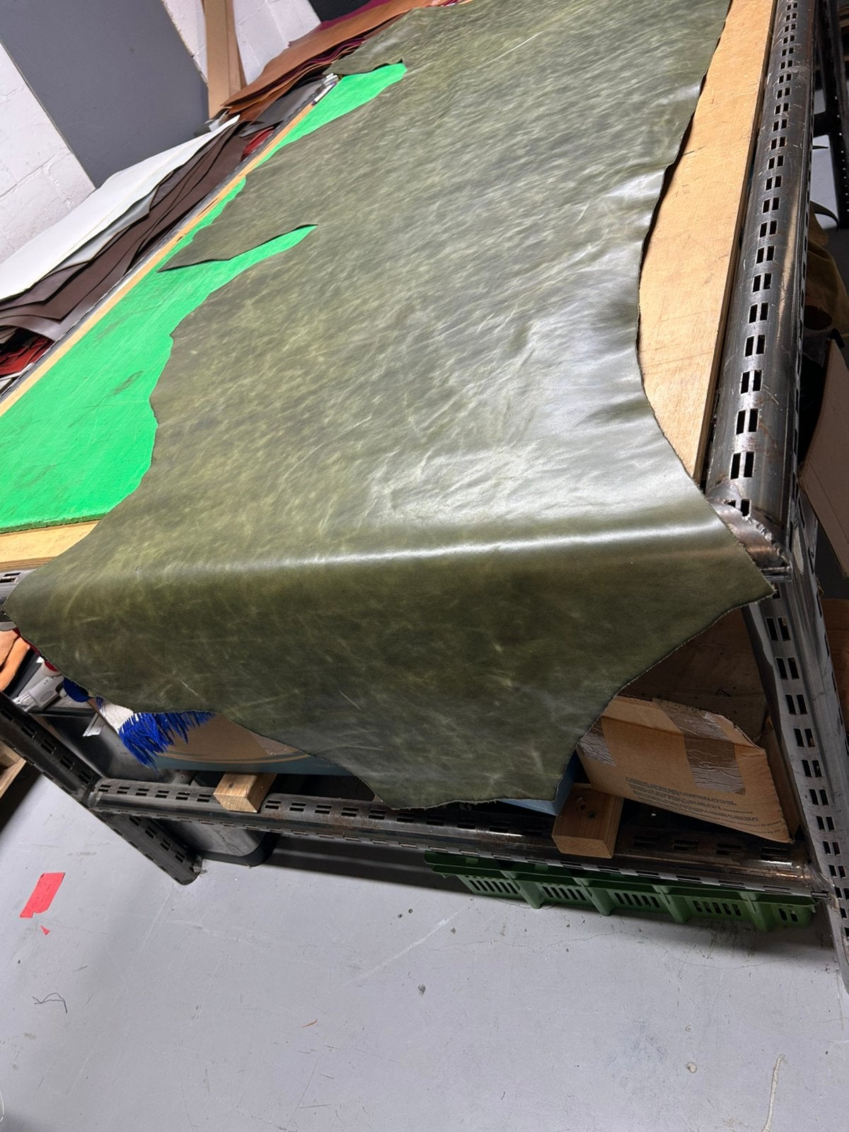 Soldaat groen camo halve huid 1.2 mm dikte iets stug A-105, Hobby en Vrije tijd, Ophalen of Verzenden, Groen