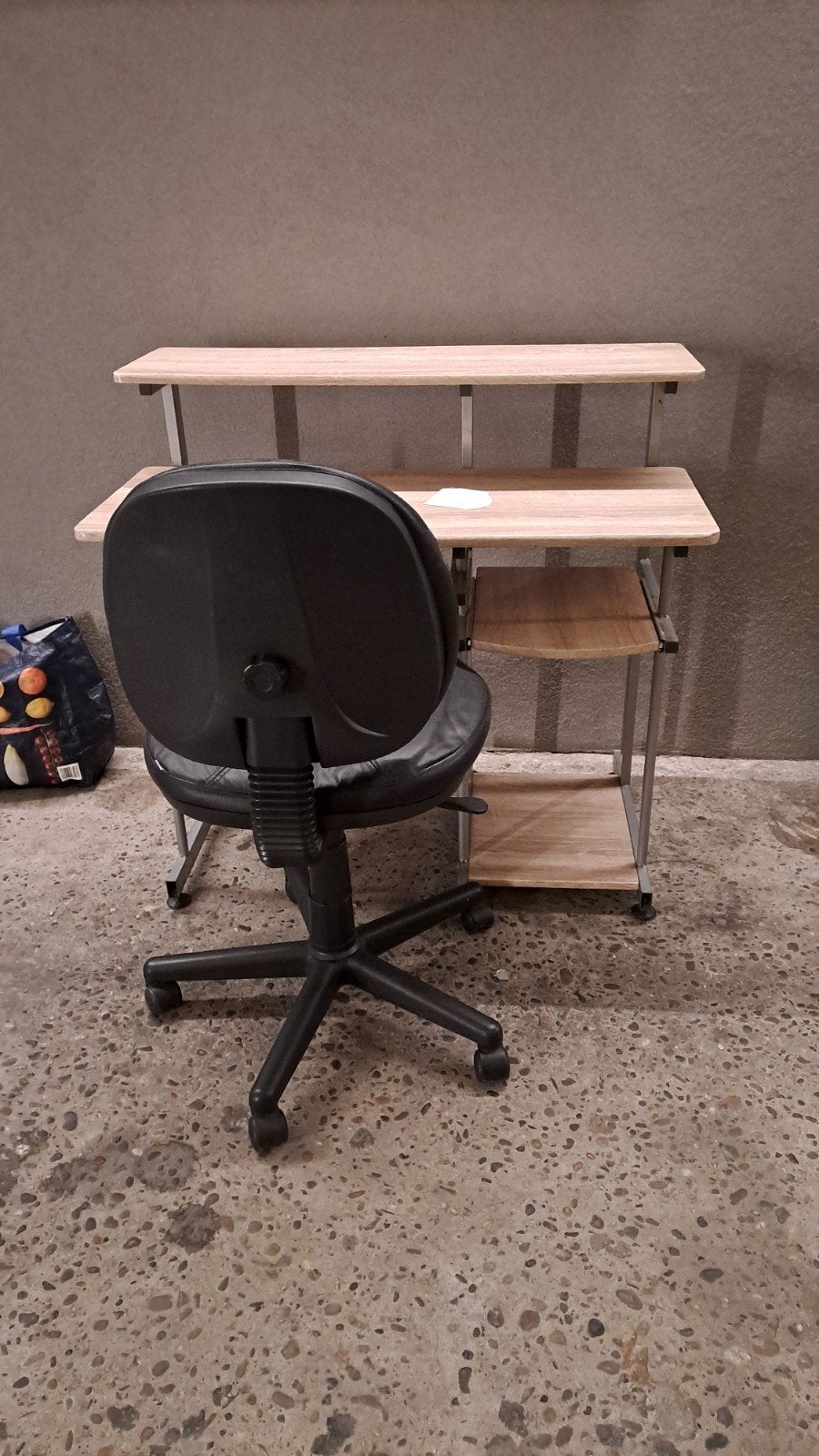 bureau avec chaise en cuire, Enfants & Bébés, Chambre d'enfant | Tables & Chaises, Enlèvement