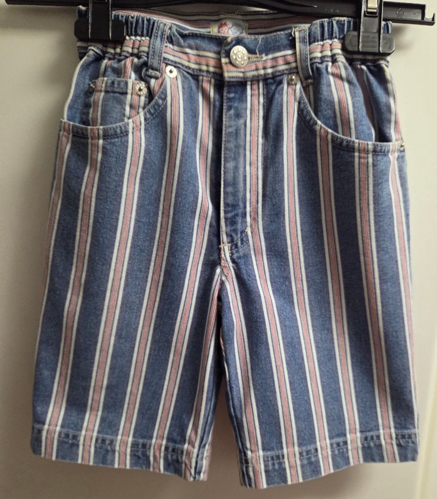 Set : gestreepte bermuda en rood T-shirt, 116, Kinderen en Baby's, Ophalen of Verzenden, Zo goed als nieuw