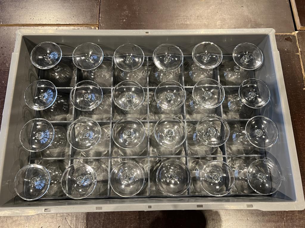 Verres à vin dans bac de rangement, Enlèvement