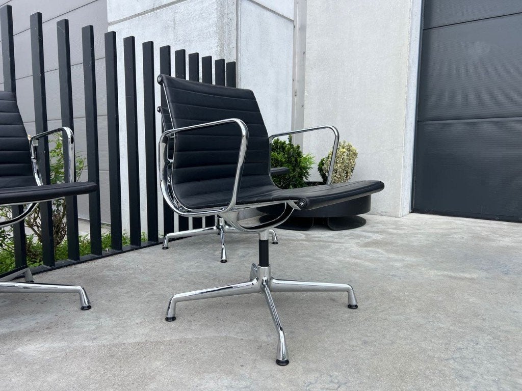 Vitra Eames EA108 en cuir noir,  12x, Enlèvement ou Envoi, Comme neuf, Noir, Chaise de bureau