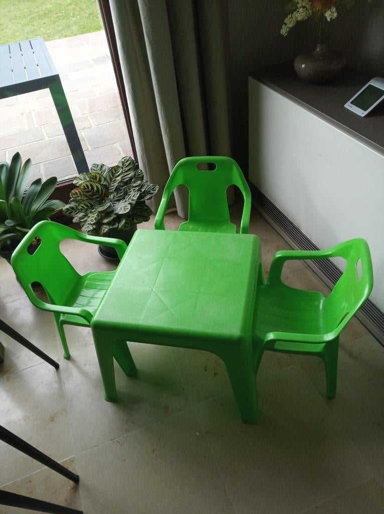 3 groene kinderstoeltjes met bijbehorende tafel, Ophalen, Gebruikt, Tafel(s) en Stoel(en)