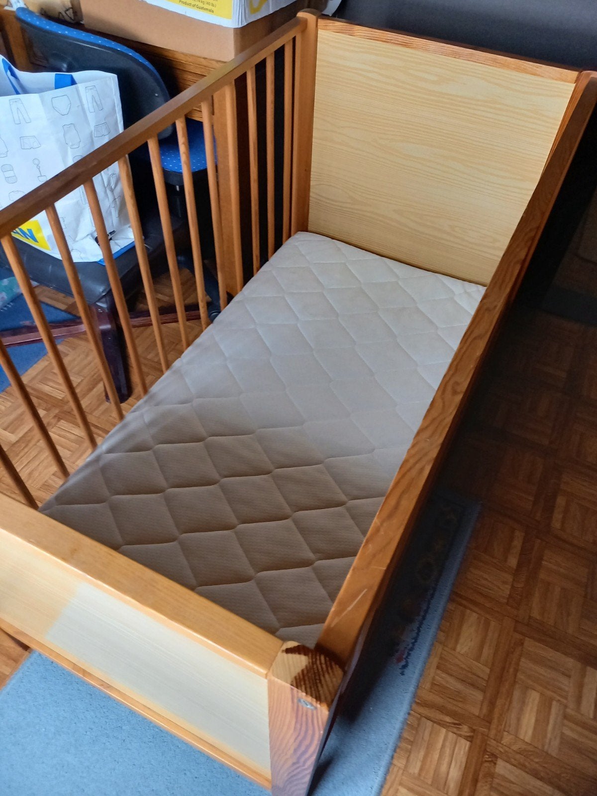 houten kinderbedje met lattenbodem en nieuwe matras, Ophalen, Lattenbodem