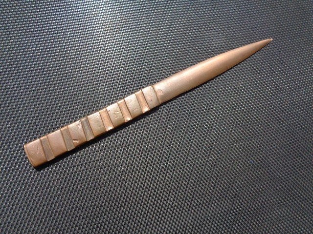 WO 2 loopgraven kunst , brieven opener, Verzamelen, Militaria | Tweede Wereldoorlog, Ophalen of Verzenden, Landmacht, Kunstobject