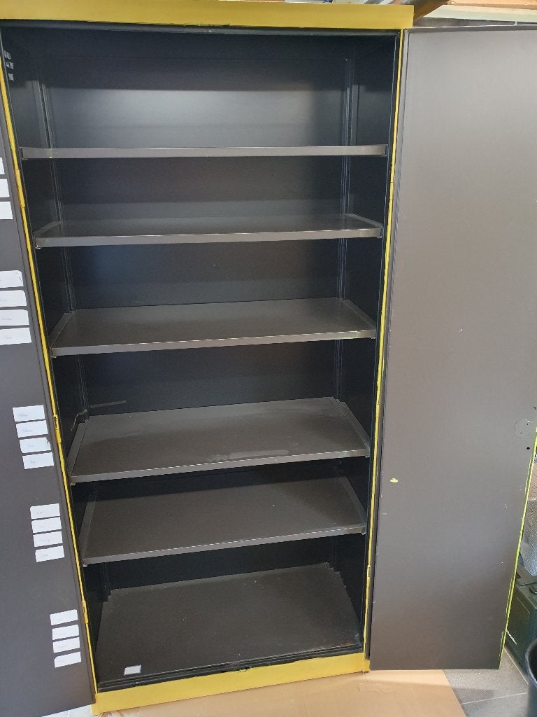Gebruikte metalen kasten, Ophalen, Gebruikt