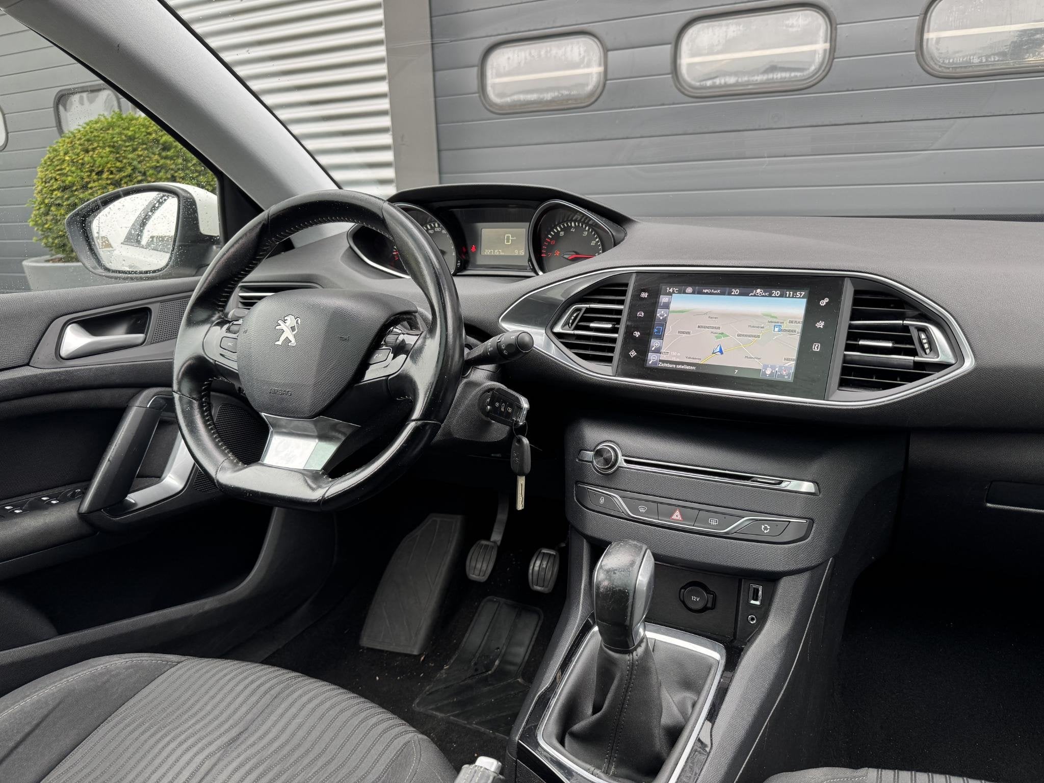 Peugeot 308 SW 1.2 PureTech Blue Lion ENGINE NOT 100% | Pano, Auto's, Voorwielaandrijving, Stof, Gebruikt, Euro 6