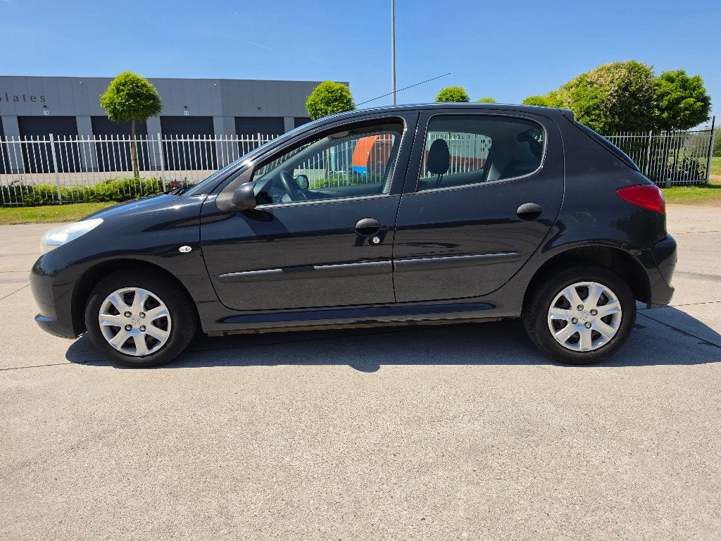 Peugeot 206+ 1.1i Benz Airco 2010 Gekeurd + Garantie, Auto's, Zwart, Zwart, Bedrijf, Dealer onderhouden