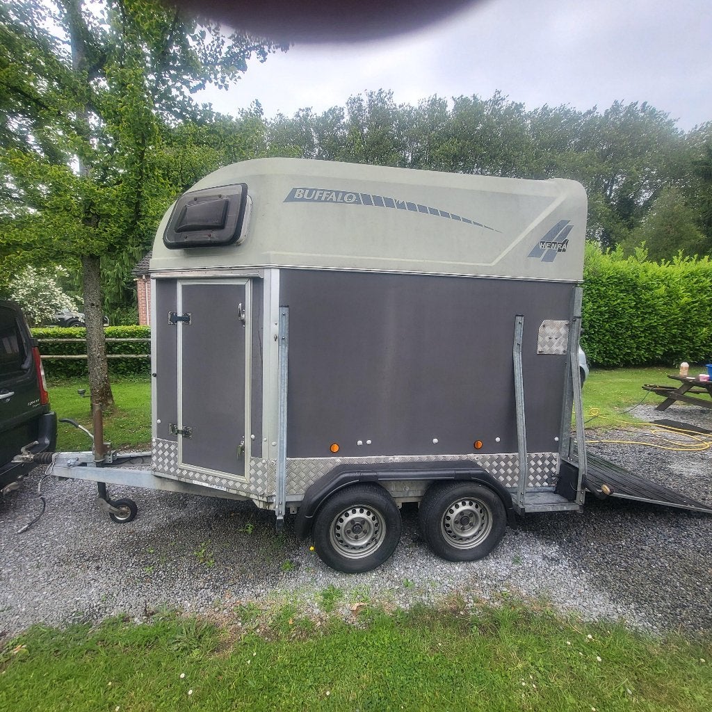 van 2 chevaux HENRA, Dieren en Toebehoren, Paarden en Pony's | Trailers en Aanhangwagens, Ophalen, Gebruikt, Hout, 2-paards trailer