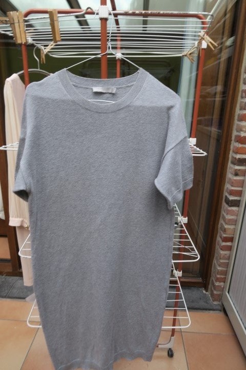 Kleedje grijs tricot Vince mt 38-40, Kleding | Dames, Jurken, Maat 38/40 (M), Ophalen of Verzenden, Knielengte, Grijs