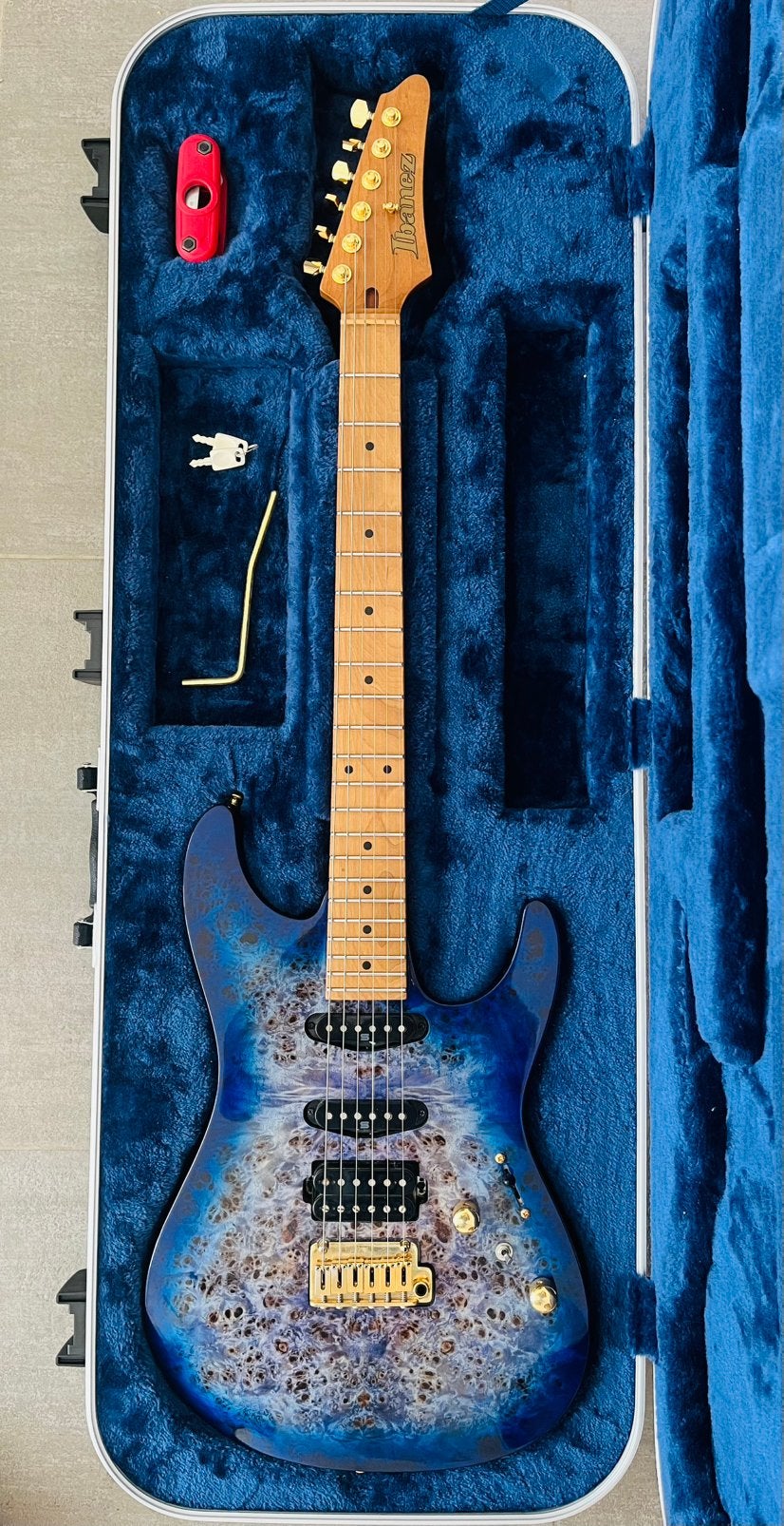 Ibanez az premium blue and gold + hardcase ibanez, Enlèvement, Comme neuf, Solid body, Ibanez