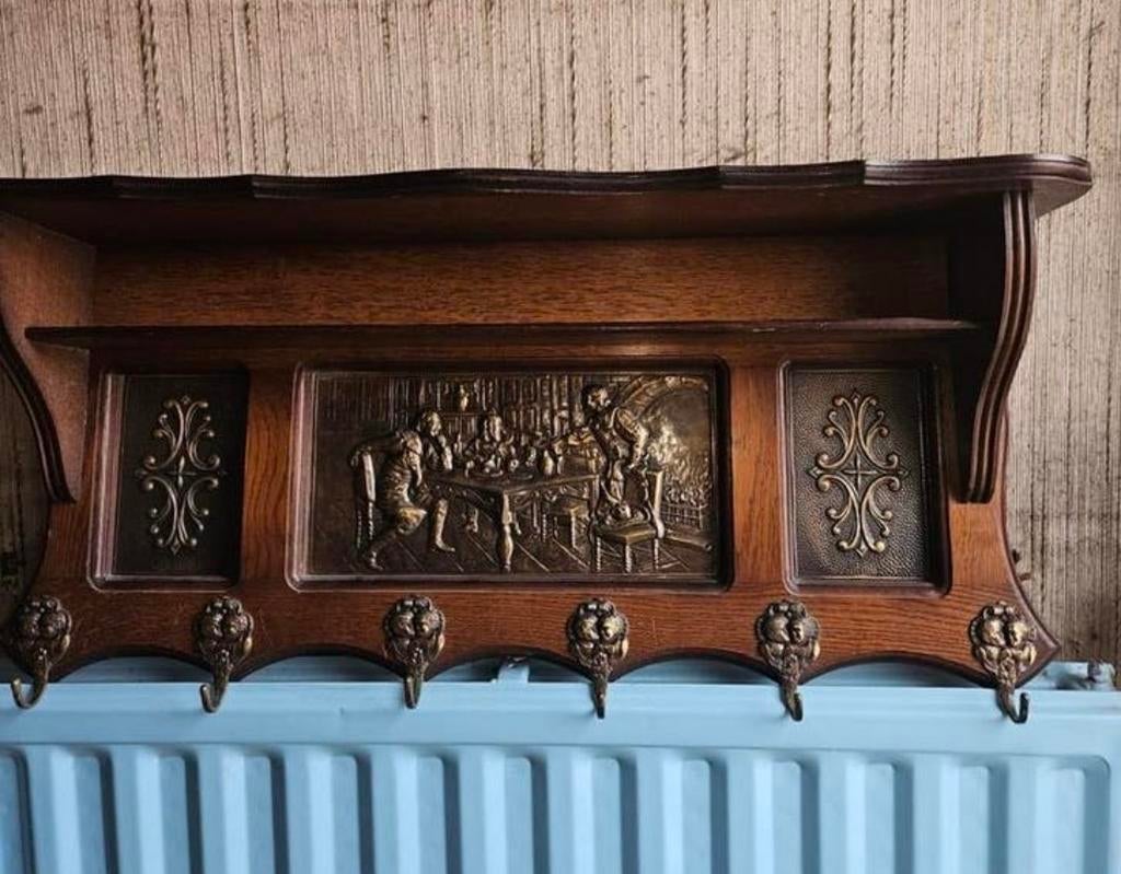 Antieke houten kapstok met plank en bronzen reliëf, Ophalen, Hout, Wandkapstok