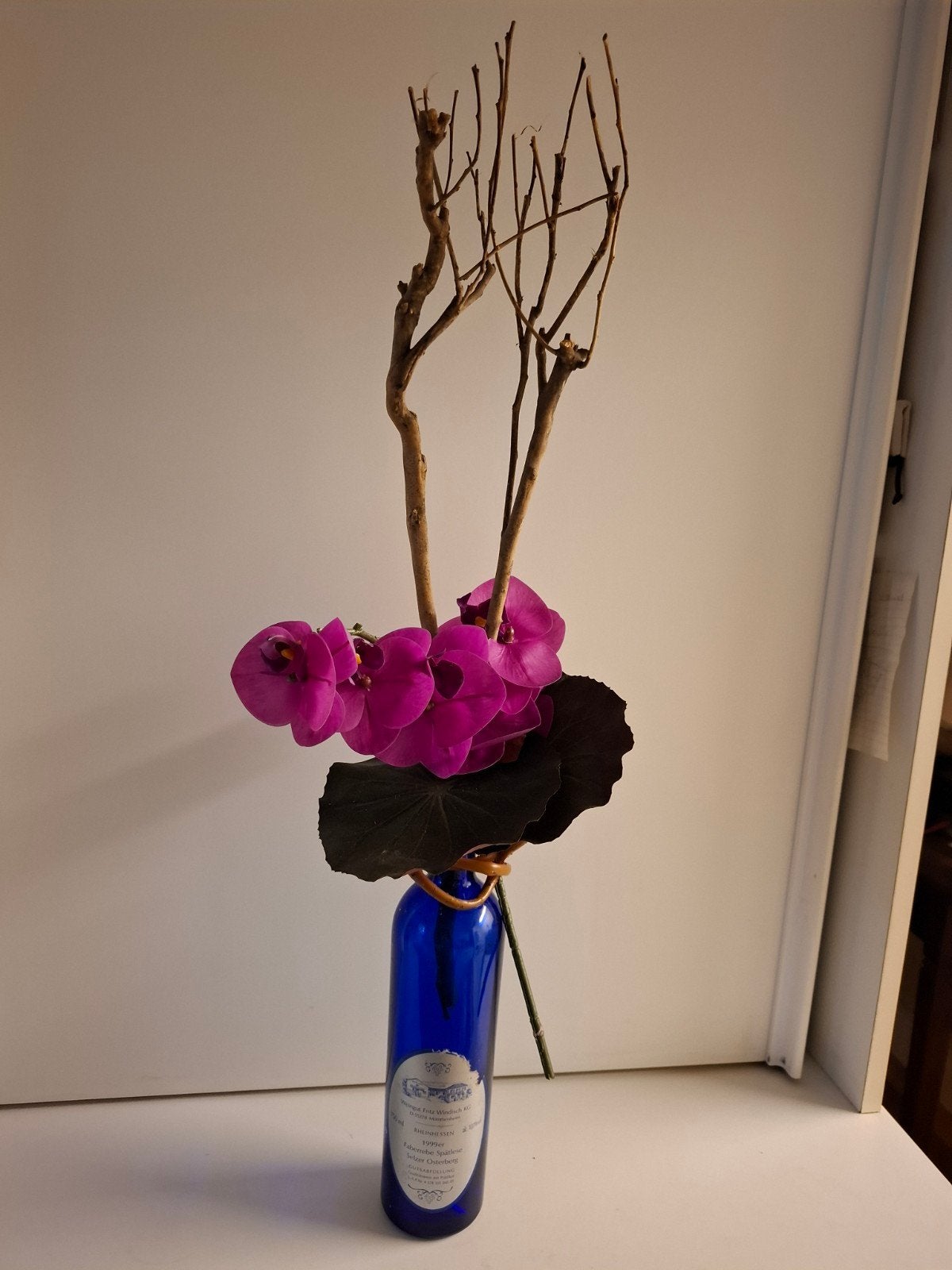 vintage kobaltblauwe wijnfles met paarse orchidee, Binnen, Ophalen of Verzenden, 72 cm, Kunstbloem