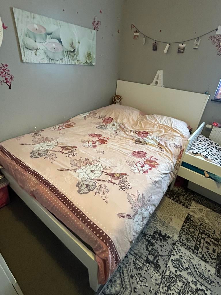 Witte bed 2pers 1m40 met matras en lattenbodem, Ophalen, Zo goed als nieuw