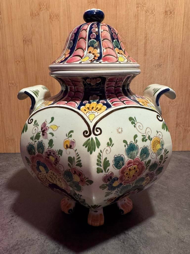 Grote handbeschilderde Delfts polychrome dekselpot – 29 cm, Antiek en Kunst, Antiek | Vazen, Ophalen