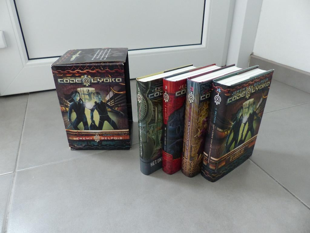 Boîte à livres contenant 4 livres : Code Lyoko, Enlèvement ou Envoi, Comme neuf
