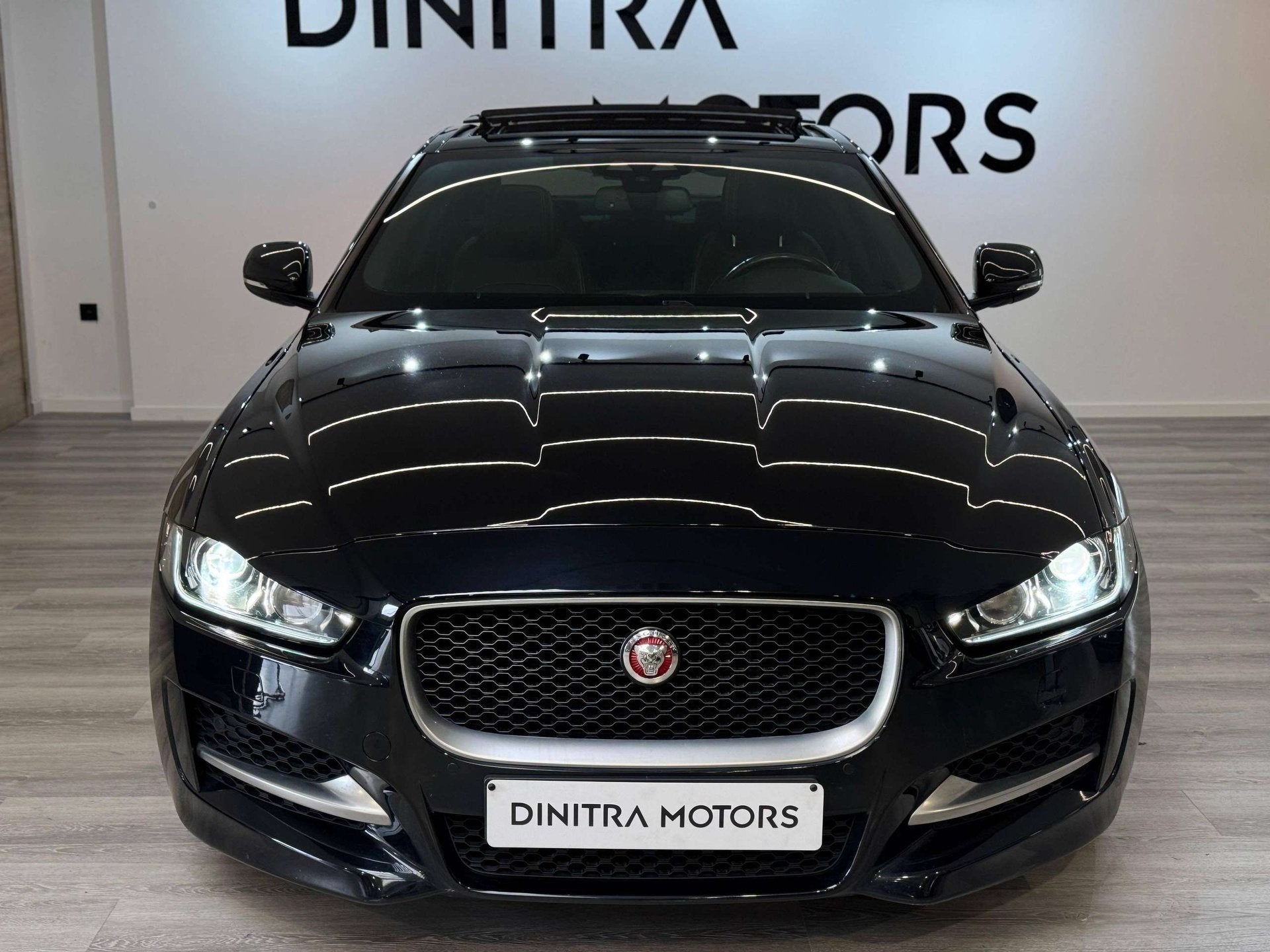 Jaguar XE 2.0D R-Sport - Pano/Navi/Cruise/Zetelvw/Keyless, Automaat, 4 deurs, 4 cilinders, Zwart