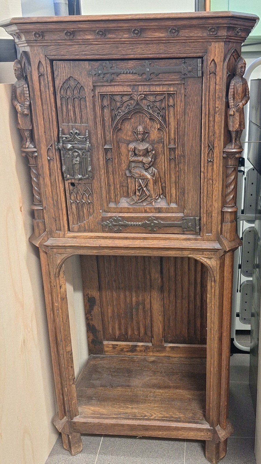 Boîtier ancien de style néo-gothique (néo-gothique)., Enlèvement